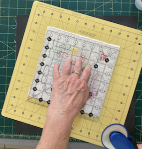 How to use a rotating cutting mat Step 2: rotate the cutting mat